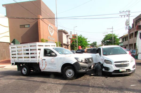 ¡ENCONTRONAZO ENTRE DOS CAMIONETONES!