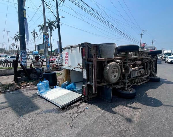 ¡POR VOLANTAZO SE VOLTEA CAMIONETA CON GARRAFONES!