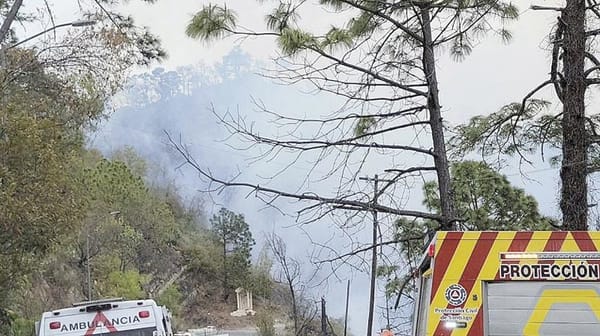 ¡TRAGEDIA EN NUEVO LEÓN! - CAMIONETA CAE A BARRANCO, Y SE INCENDIA