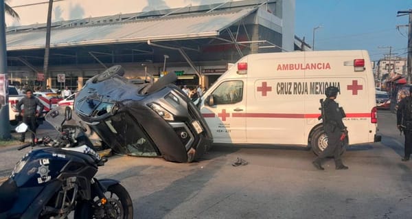 ¡AMBULANCIA SE IMPACTA CONTRA CAMIONETA!