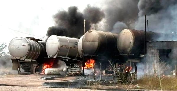 ¡ARDEN 4 PIPAS EN EL MORALITO! - BOMBEROS DE COTAXTLA Y PEMEX SOFOCARON EL FUEGO