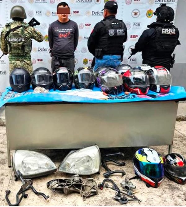 ¡DETENIDO CON 7 MOTOS EN CATEO EN XALAPA! - ADEMAS DE 12 CASCOS, DROGA Y UN AUTOMOVIL