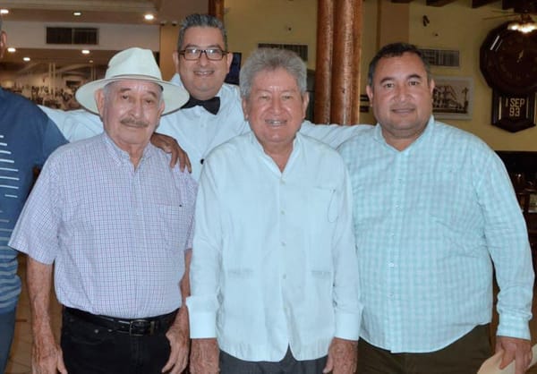 DE MANTELES LARGOS ESTUVO DON RAÚL VELA PORTILLA...