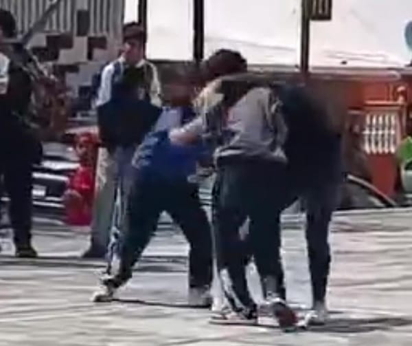 ¡RIÑA DE ESTUDIANTES DE SECUNDARIA EN RÍO MEDIO!