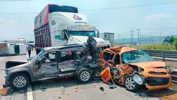 ¡SEIS HERIDOS EN CARAMBOLAZO EN LA AUTOPISTA! - CAMIÓN TORTON EMBISTIÓ DOS CAMIONETAS, DEJO PRENSADA OTRA Y TERMINO CHOCANDO CONTRA DOS AUTOMÓVILES