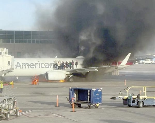 ¡AVIÓN DE AMERICAN AIRLINES SE INCENDIA EN AEROPUERTO DE DENVER!