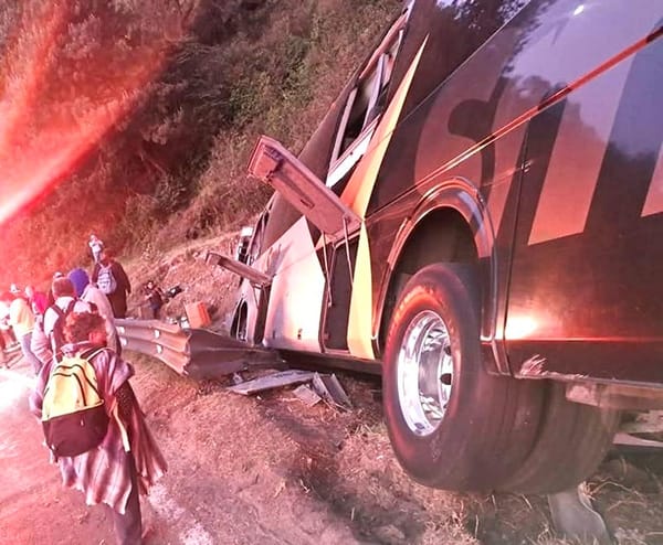 ¡CHOCÓ AUTOBÚS CON PROFESORES EN LAS CUMBRES DE MALTRATA!