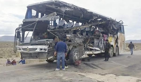 ¡CHOQUE DE DOS AUTOBUSES!