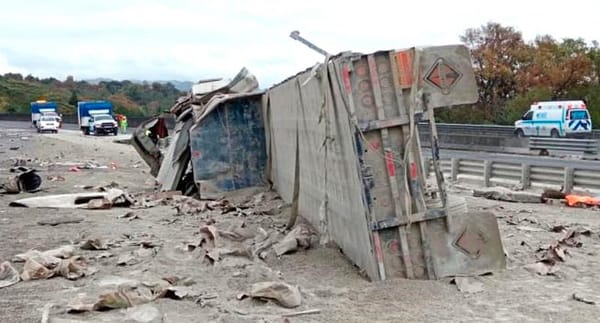 ¡TRÁILER CON CEMENTO SE DESPEDAZÓ EN VOLCADURA!