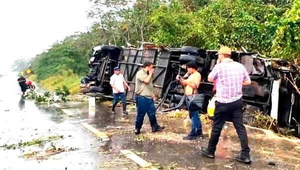 ¡UN MUERTO Y 13 HERIDOS EN VOLCADURA DE AUTOBÚS!