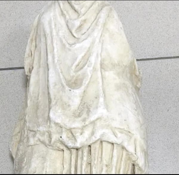 ¡ENCUENTRAN UNA ESTATUA DE DOS MIL AÑOS DE ANTIGÜEDAD ABANDONADA EN UNA BOLSA DE BASURA EN GRECIA!