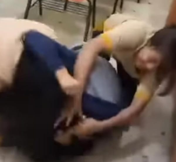 ¡DAN GOLPIZA A UNA ESTUDIANTE EN EL SALÓN DE CLASES!