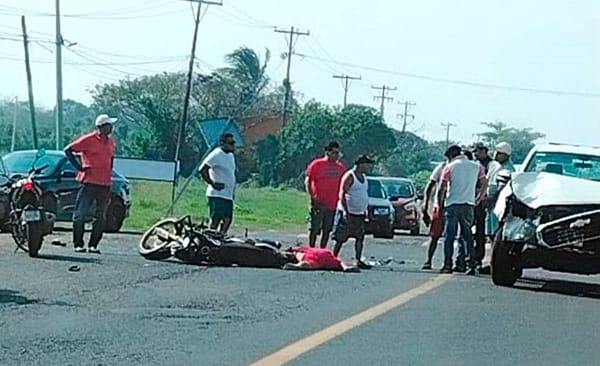 ¡MUJER PIERDE LA VIDA Y UN MENOR HERIDO EN CARRETERAZO!