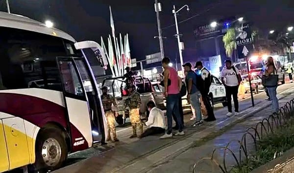 ¡TIRA PIEDRAS INTENTAN ASALTAR AUTOBUS AU!