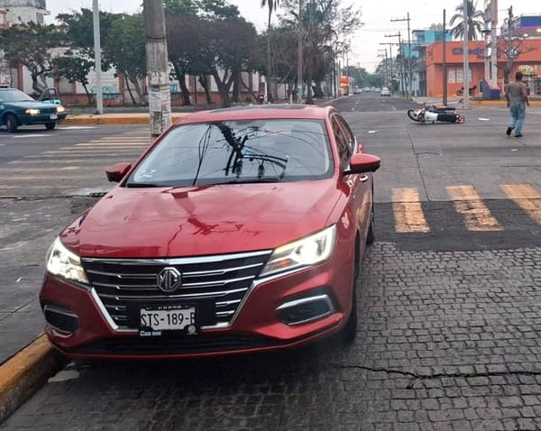 ¡“TRANCAZO” EN EL CENTRO DEJA PAREJA DE MOTORIZADOS HERIDOS!