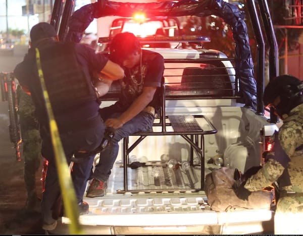 ¡VECINOS CORRETEAN Y ATRAPAN A ROBA-CABLES!