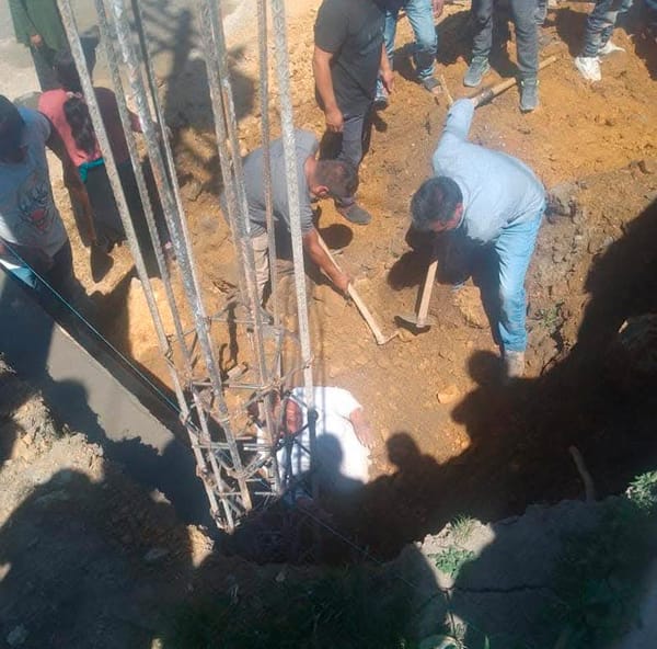 ¡VECINOS RESCATAN A TRES ALBAÑILES SEPULTADOS!