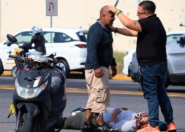 ¡PAREJA EN MOTO TERMINAN RASPADOS EN EL PAVIMENTO!