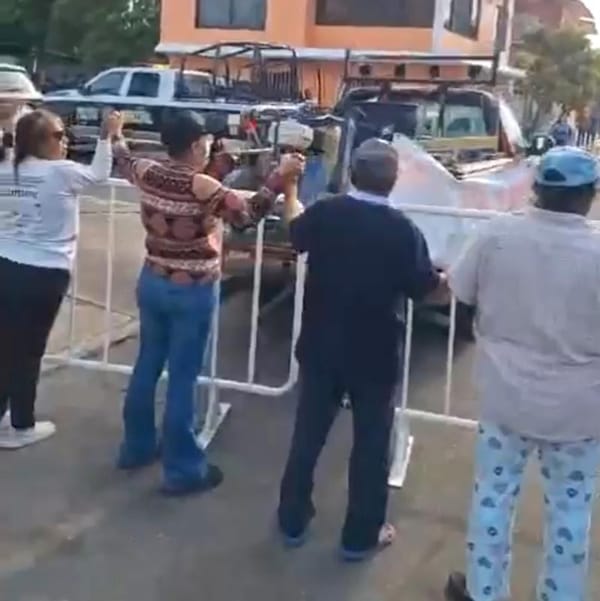 ¡REBAMBARAMBA! - *Un grupo de vecinas trató de impedir colocación de la tubería de drenaje pluvial