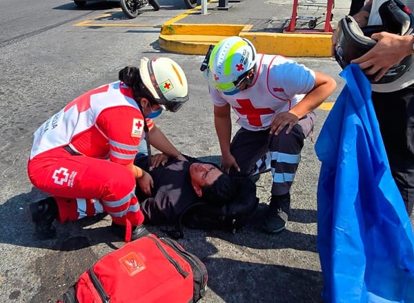 ¡TAXISTA LE PEGA UN ARRIMÓN A MOTOCICLISTA!