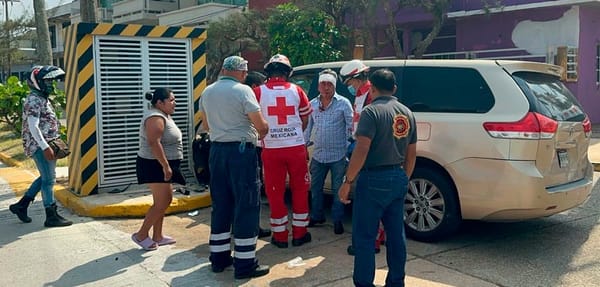 ¡ABUELITO HERIDO AL IMPACTARSE CONTRA MURO DE CONCRETO!