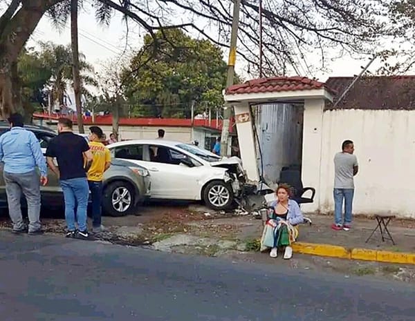 ¡DERRIBAN ENTRADA DE VIVIENDA EN ENCONTRONAZO!