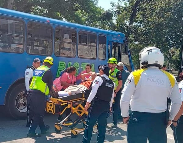 ¡ESTUDIANTE CAE DE AUTOBÚS DE PASAJE EN UN ARRANCÓN!