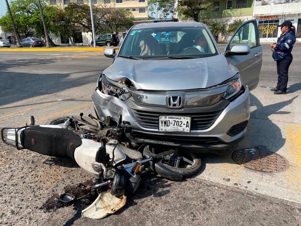 ¡MOTORIZADO ‘SALE VOLANDO’ IMPACTADO POR AUTO ASIÁTICO!