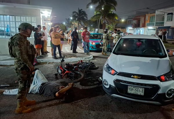 ¡OBREROS EBRIOS CHOCAN SU MOTO CONTRA UN AUTOMÓVIL!