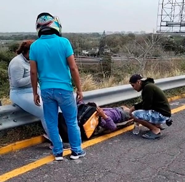 ¡VIENTO DEL NORTE LO TUMBÓ DE LA MOTO!