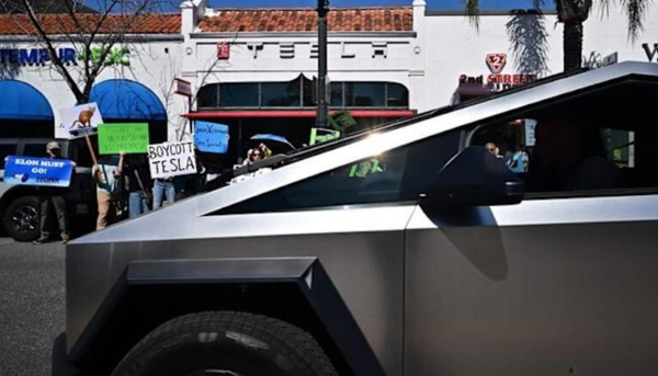 ¡EMBISTIÓ CON SU COCHE A MANIFESTANTES FRENTE A UN CONCESIONARIO DE TESLA!