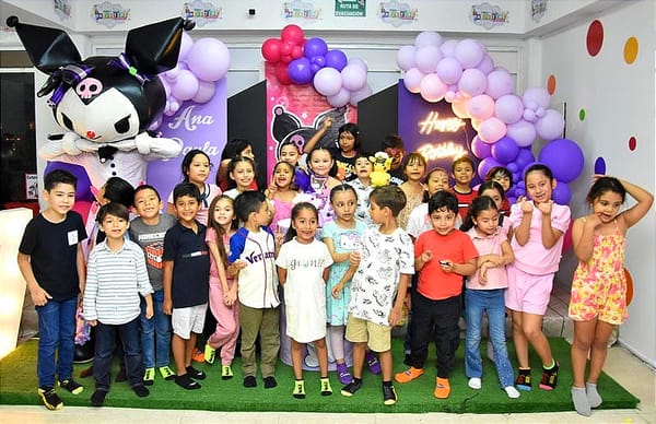 ANA PAULA FESTEJA CON KUROMI!