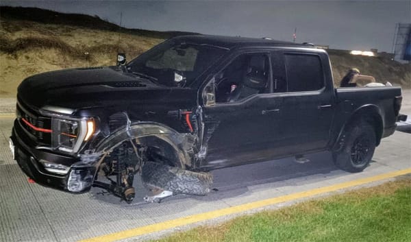¡CAMIONETÓN SE IMPACTÓ CONTRA BOLARDOS EN EL BULEVAR!