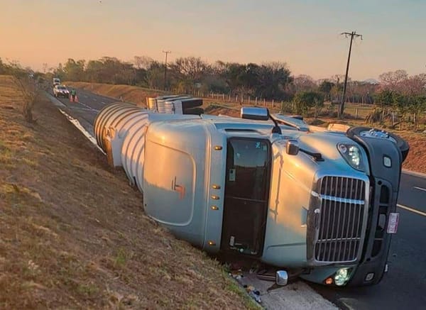 ¡VOLCÓ PIPA EN LA AUTOPISTA!