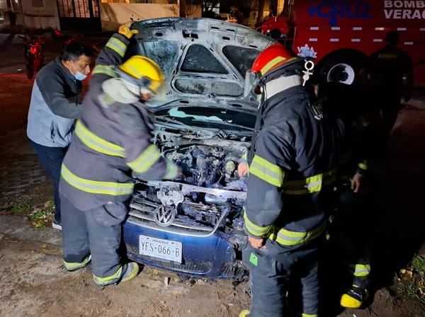 ¡A CUBETAZOS APAGAN COCHE ALEMÁN EN GEO VILLAS DEL PUERTO!