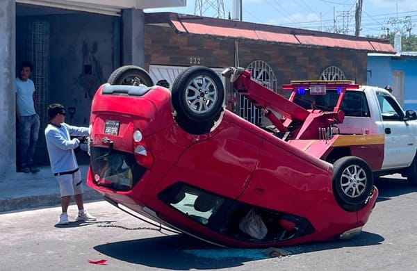¡AUTO COMPACTO SE VOLTEÓ DESPUES DE ESQUIVAR UN CRÁTER!