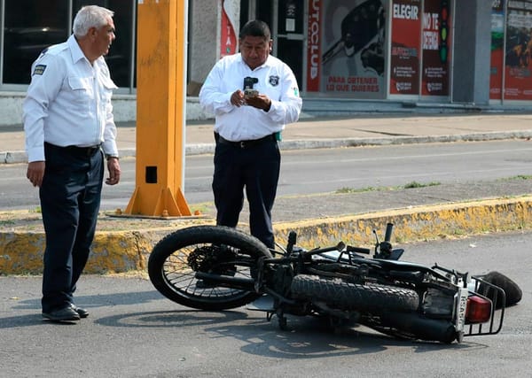 ¡MOTOCICLISTA ROMPE EL PARABRISAS Y TERMINA FRACTURADO!