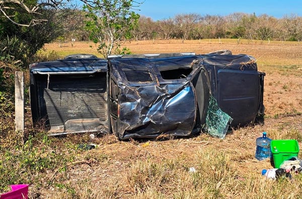¡CAMIONETÓN VOLCÓ POR FALLA EN UNA LLANTA!