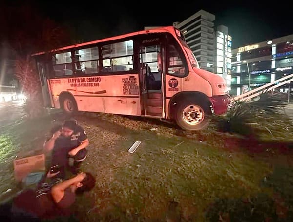 ¡POR BRONCUDO CHOFER DE URBANO CHOCÓ EN PLAZA VELA!