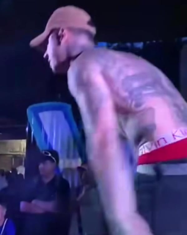 ¡COKOTAZO! - *RAPERO JAROCHO NOQUEA A SEGUIDOR QUE LE ARREBATÓ EL MICRÓFONO!