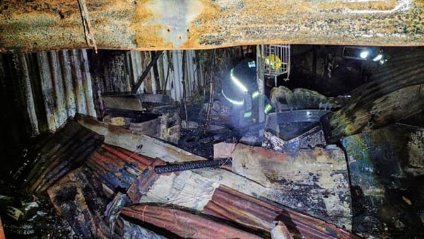 ¡SE INCENDIA CASITA Y VECINOS LA APAGAN A CUBETAZOS!