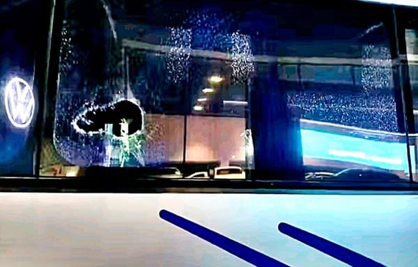 ¡REGRESAN LOS TIRAPIEDRAS ATACAN AUTOBÚS DE LA LÍNEA “PLATEADOS”!