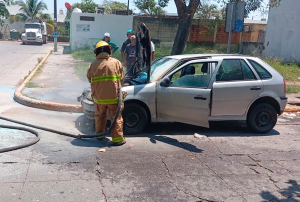 ¡SE ACHICHARRÓ AUTO EN PUENTE MORENO!