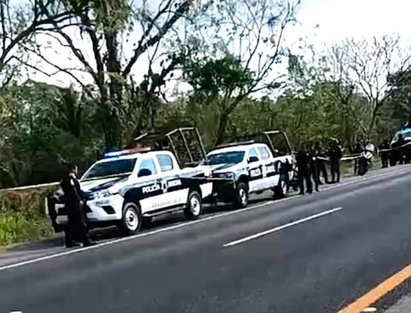 ¡LO DEJAN MORIBUNDO JUNTO A AUTOPISTA EN COSOLEACAQUE!