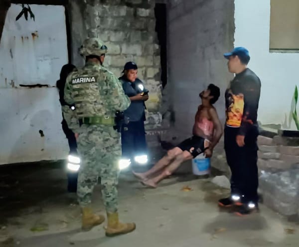 ¡RESCATAN A HERIDO DE LOS ESCOMBROS EN CASA INCENDIADA!