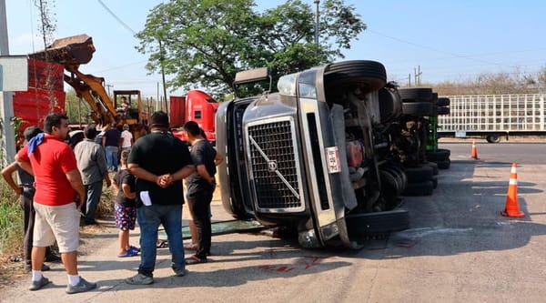 ¡SE VOLTEA TRÁILER CARGADO CON AZÚCAR “MORENA”!