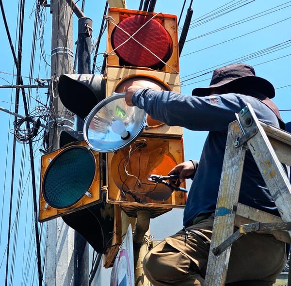 ¡TRÁNSITO DEL ESTADO CAMBIAN A LUCES LED LOS SEMÁFOROS EN CARDEL!