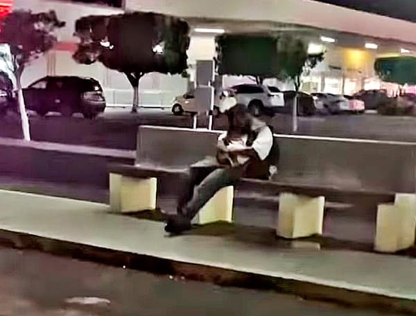 ¡SE HACE EL DORMIDO PARA MOSTRAR SUS ‘MISERIAS’!