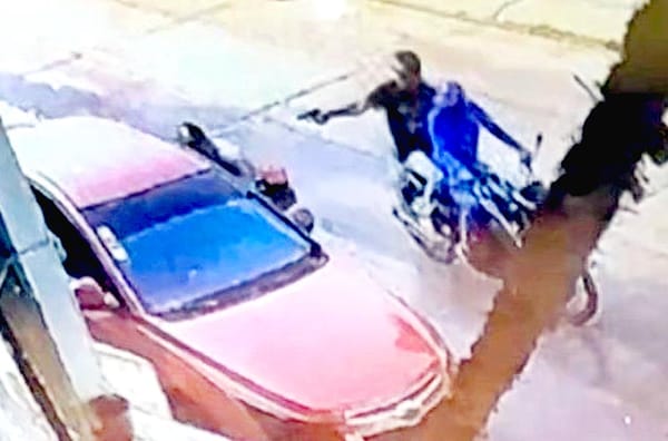 ¡BALEAN A PETROLERO! - PISTOLEROS EN MOTOCICLETA LE DISPARARON EN EL PECHO Y ABDOMEN