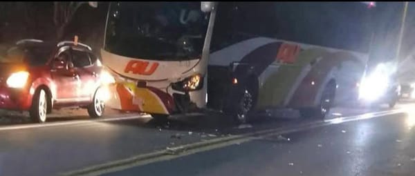 ¡CARRETERAZO MORTAL! - MOTOCICLISTA CHOCA CONTRA AUTOBÚS AU EN CARRETERA DE ALVARADO